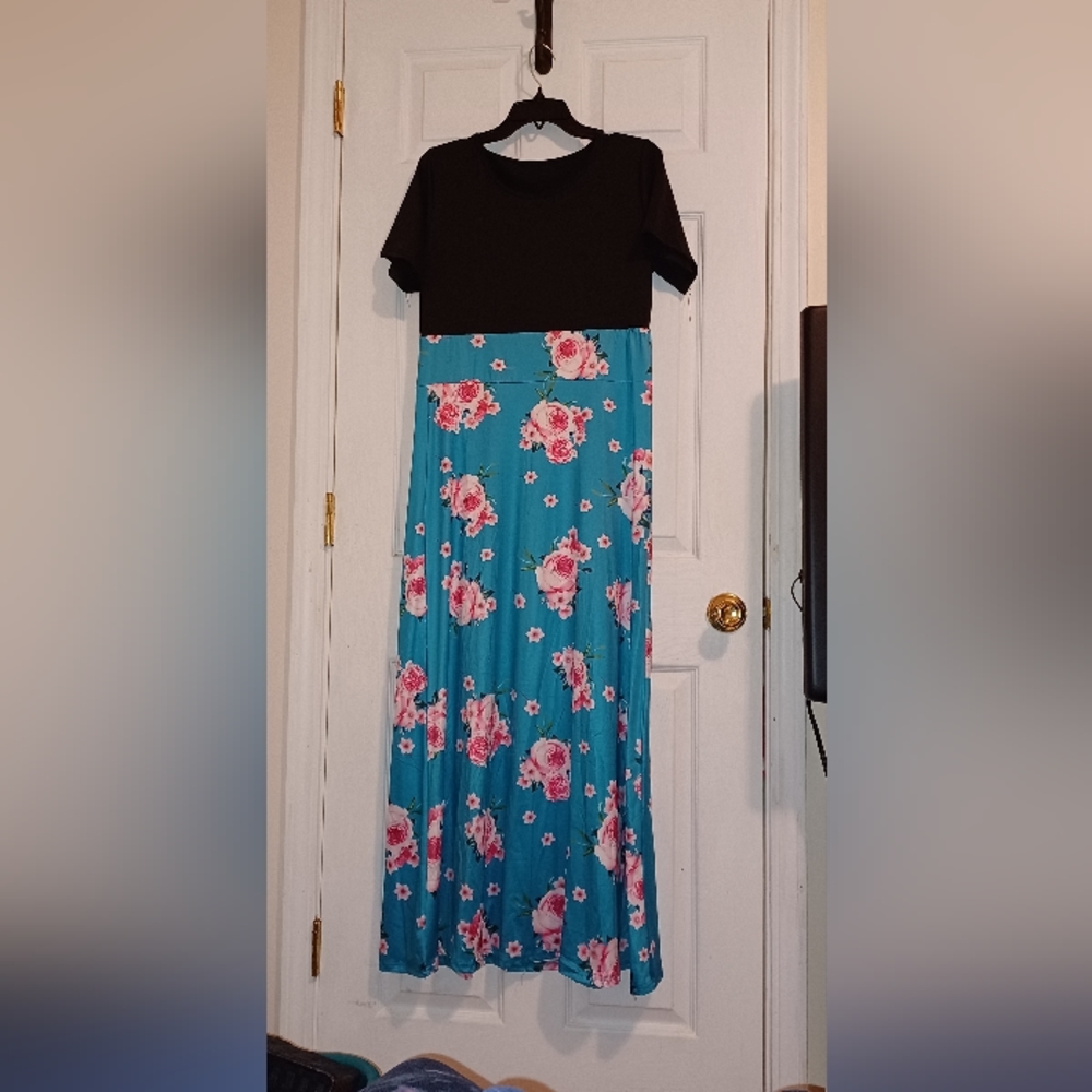 2 Women's dress bundle